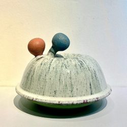 旋鈕延伸 II<<br> Nob Knob Extension II<br> 26x26x21cm<br> High Fired Ceramics<br> 2023